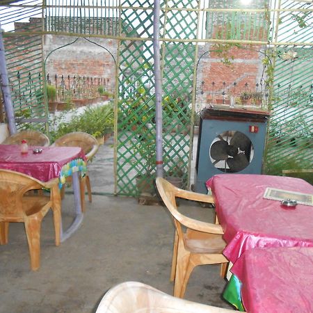 Hotel Elvis Pensión Varanasi Exterior foto