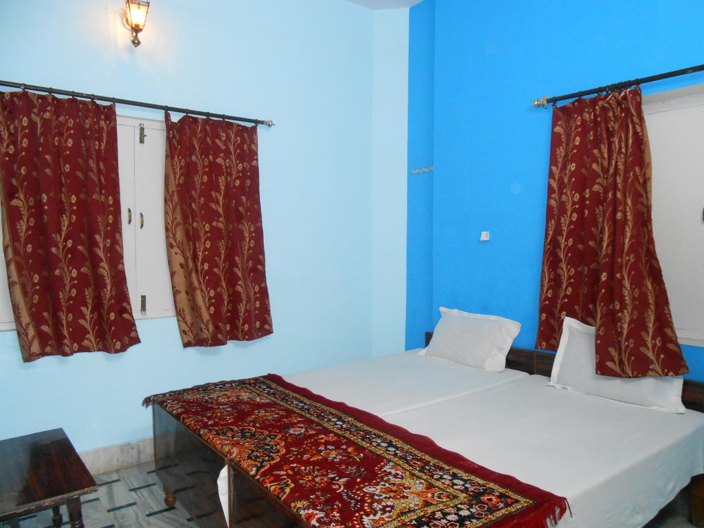 Hotel Elvis Pensión Varanasi Habitación foto