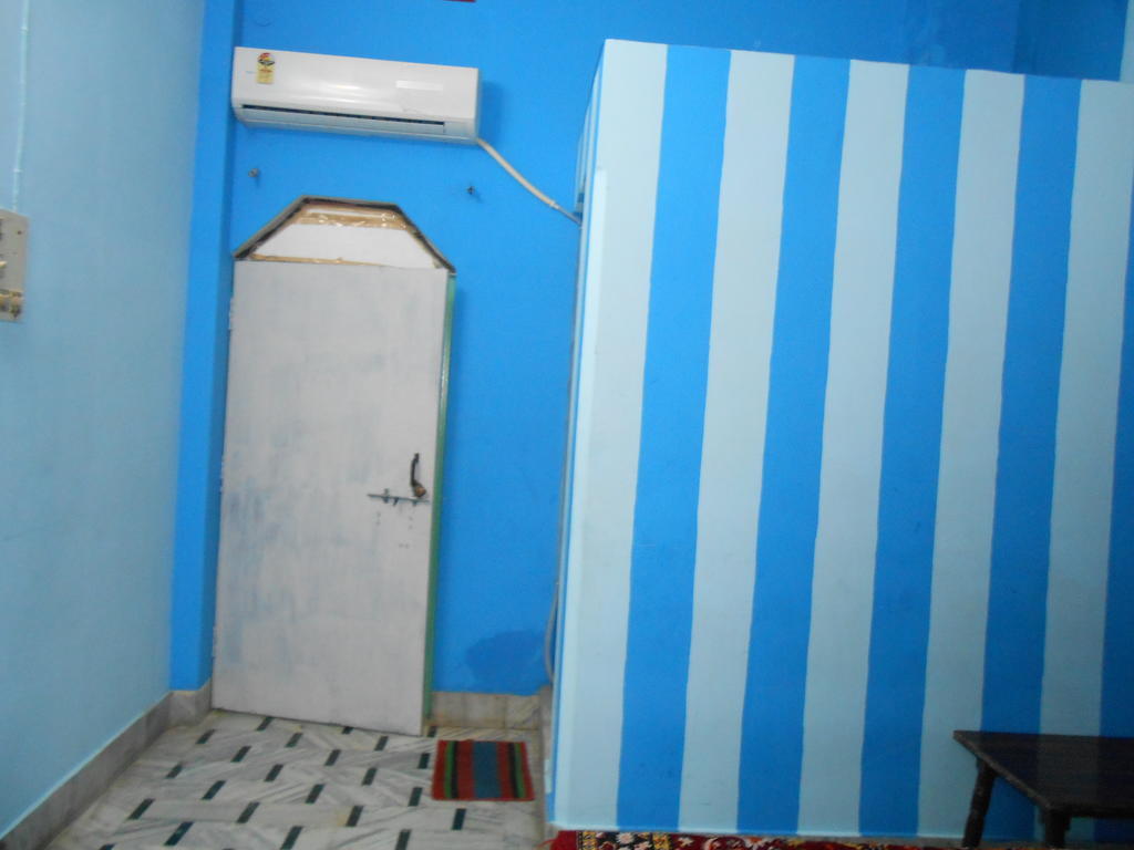 Hotel Elvis Pensión Varanasi Habitación foto