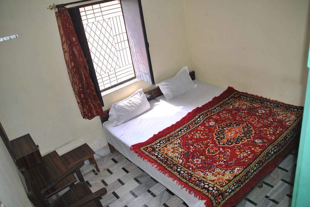 Hotel Elvis Pensión Varanasi Habitación foto