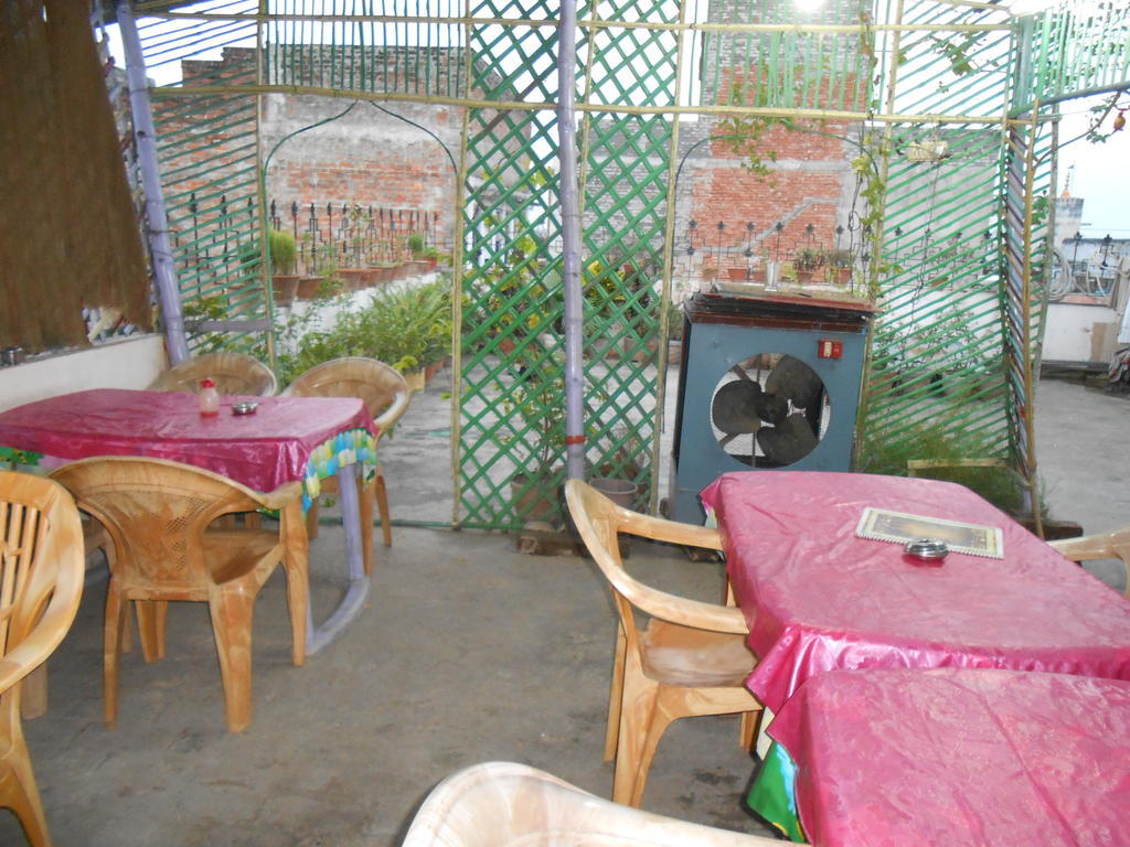 Hotel Elvis Pensión Varanasi Exterior foto